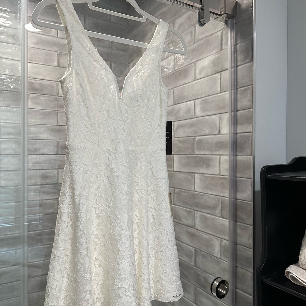 GORGEOUS white lace Lulu’s dress!! Cute trim and fit!!